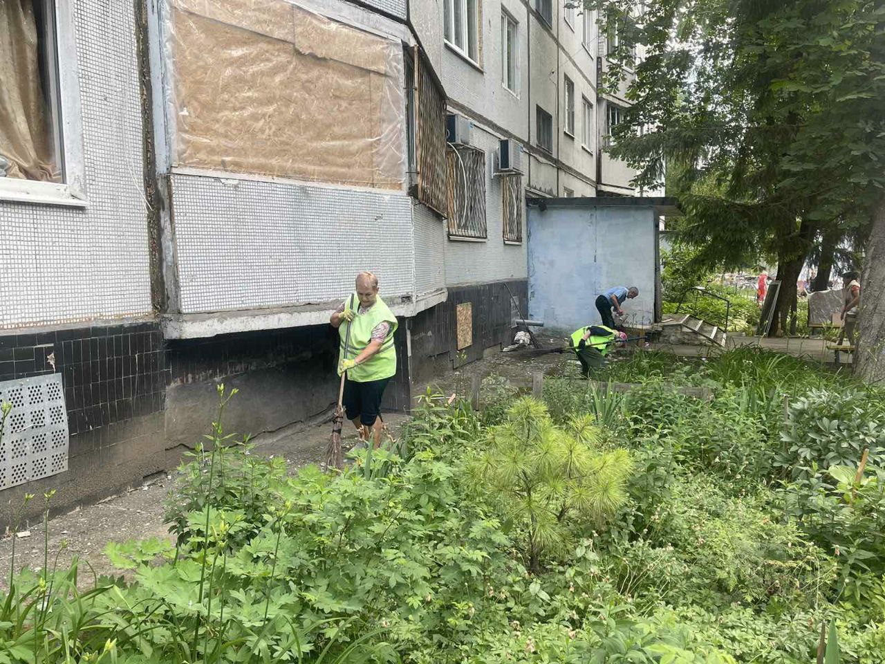 Чоловіка діставали з-під завалів понад годину: РФ обстріляла КАБами два райони Харкова.