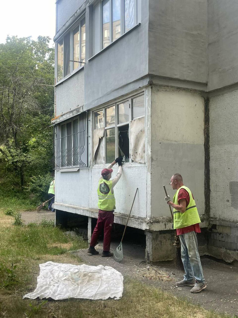 Чоловіка діставали з-під завалів понад годину: РФ обстріляла КАБами два райони Харкова.