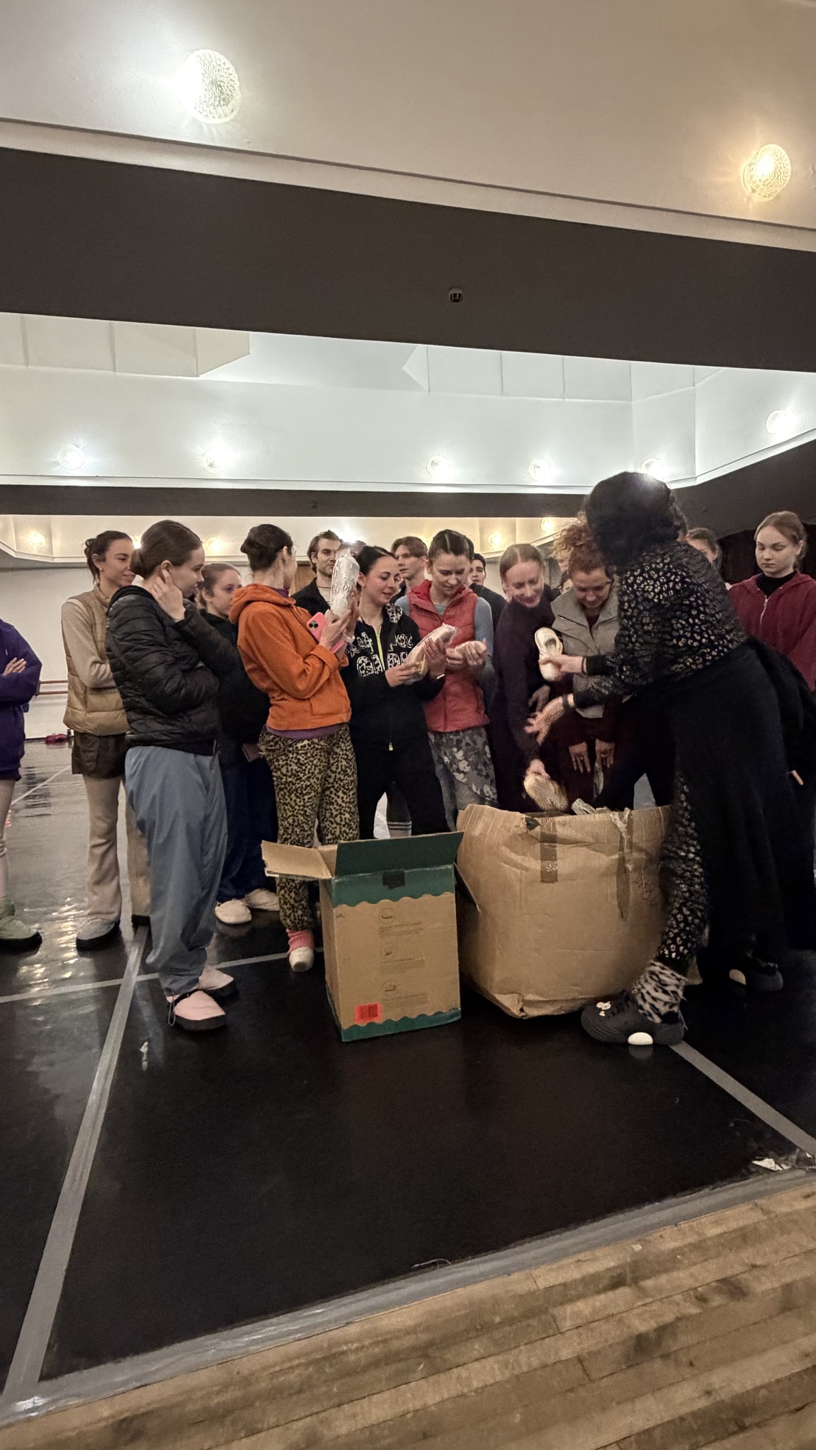 Балетна трупа ХНАТОБ отримала подарунок вагою 40 кілограмів.