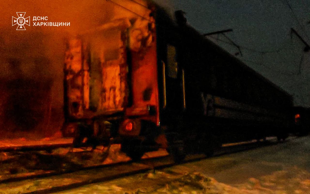 Удар по пассажирскому поезду в Харьковской области: что известно.