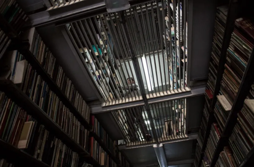 Минкульт собирает донаты на восстановление библиотеки имени Короленко.