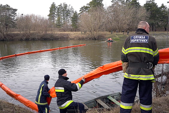 На харьковских реках устанавливают боновые заграждения от нефтепродуктов.
