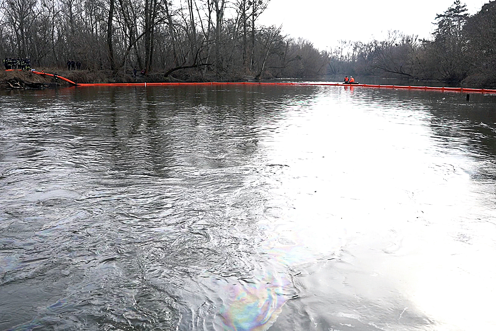 На харьковских реках устанавливают боновые заграждения от нефтепродуктов.