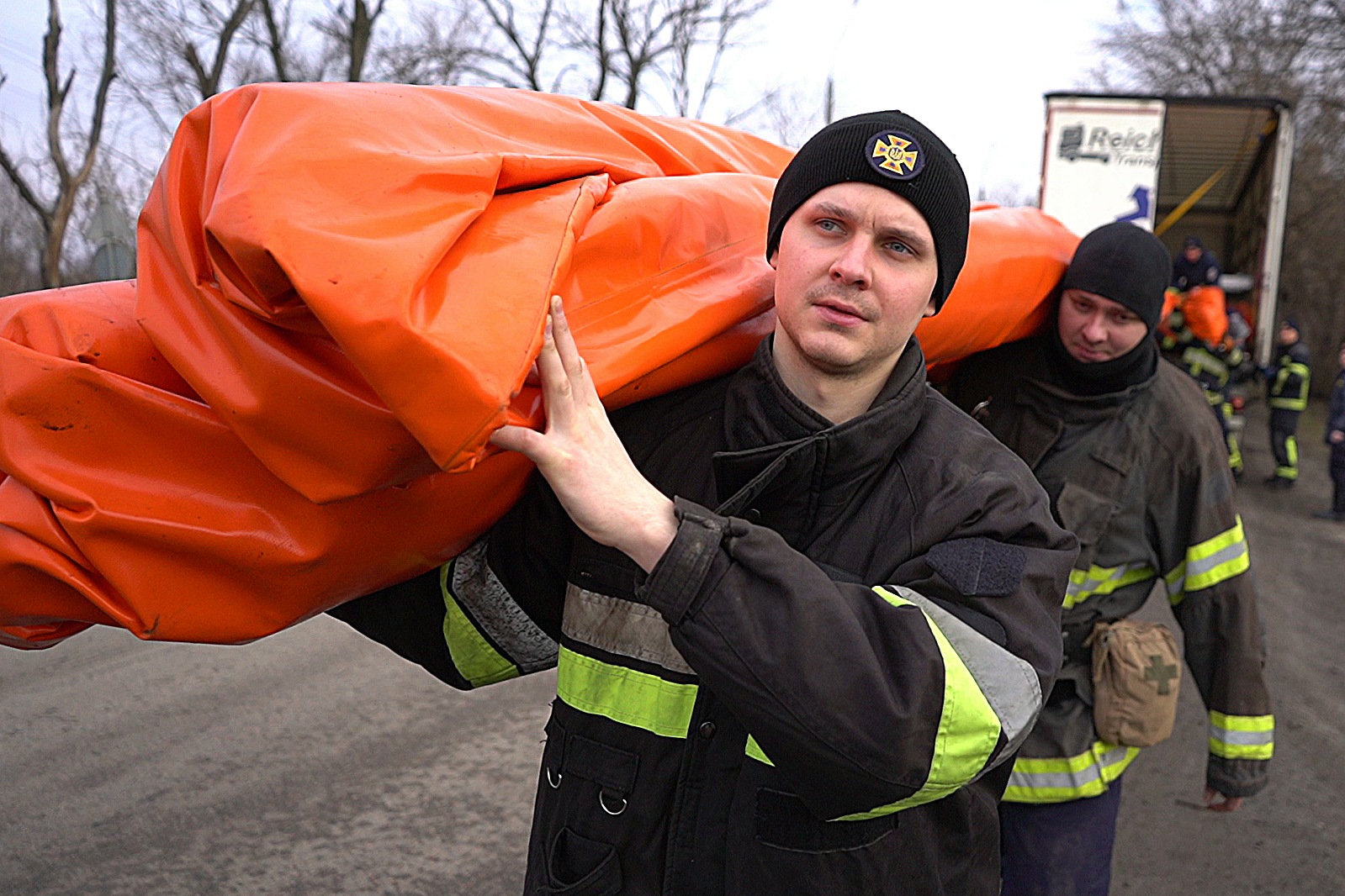 На харьковских реках устанавливают боновые заграждения от нефтепродуктов.