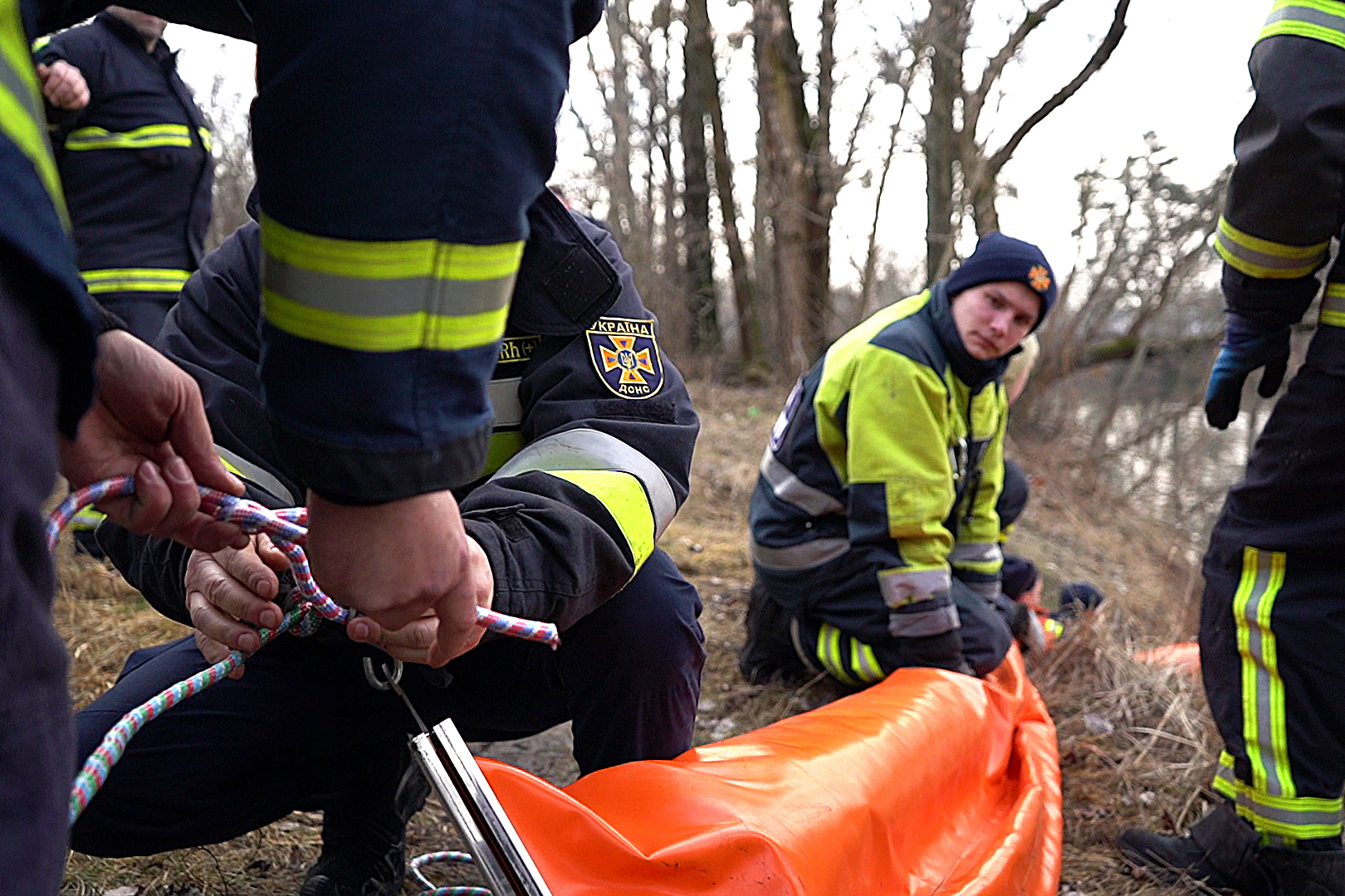 На харьковских реках устанавливают боновые заграждения от нефтепродуктов.