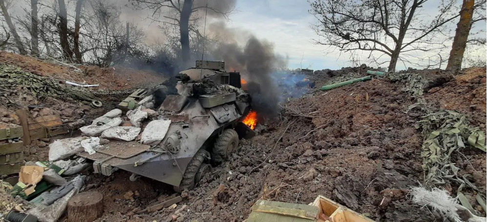 Последствия удара, который, по словам украинских военных, был нанесен 200-го примерно в то время, когда его командир был ранен. В конце концов полковник Денис Курил был госпитализирован.