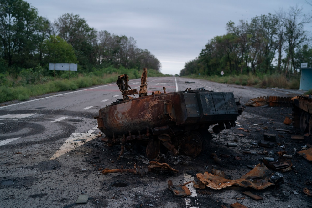 Слабая буква &laquo;Z&raquo; черного цвета справа видна 13 сентября на уничтоженном российском танке на дороге в село Граково.