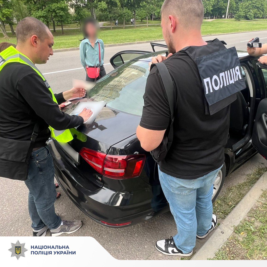 В Харькове возле ЗАГСа задержали сваху, которая устраивала фиктивные браки для уклонения от мобилизации.