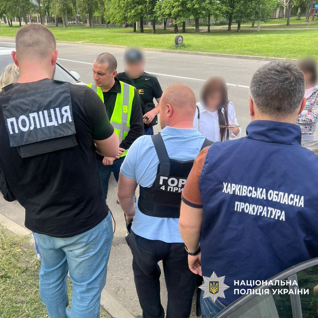 В Харькове возле ЗАГСа задержали сваху, которая устраивала фиктивные браки для уклонения от мобилизации.