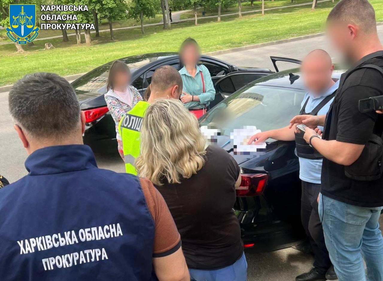 В Харькове возле ЗАГСа задержали сваху, которая устраивала фиктивные браки для уклонения от мобилизации.