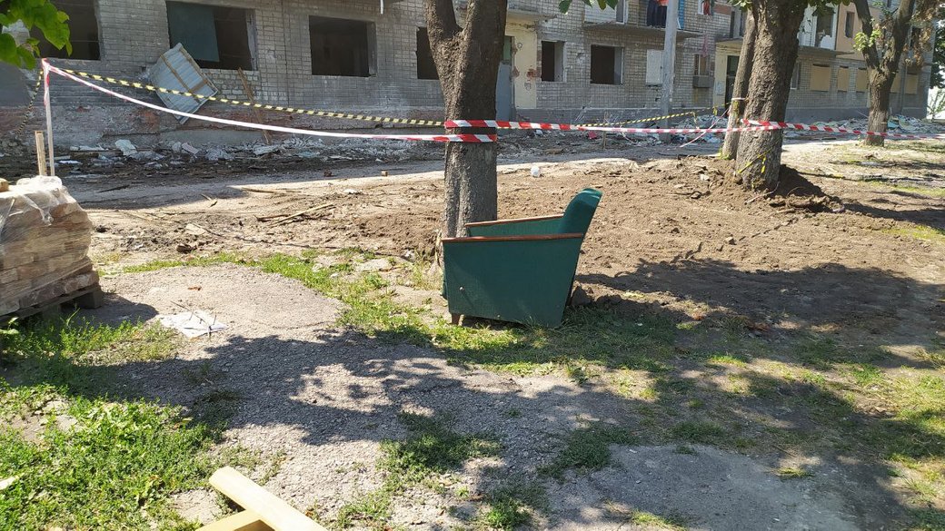 В Харькове восстанавливают дом, на который россияне в марте сбросили две авиабомбы.