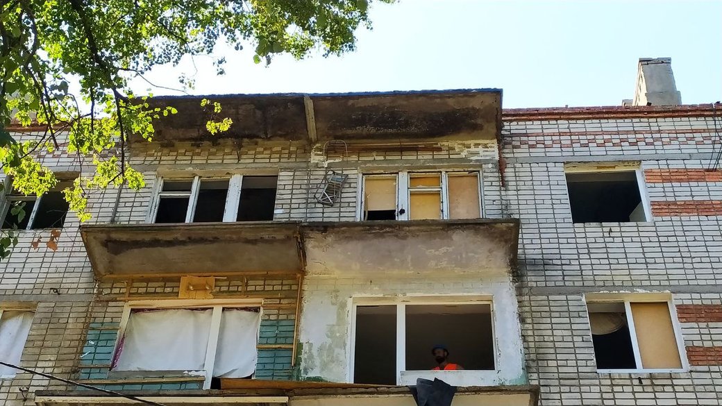 В Харькове восстанавливают дом, на который россияне в марте сбросили две авиабомбы.