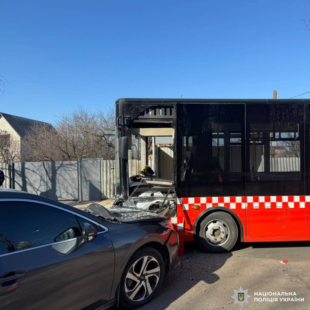 У Харкові автомобіль Subaru врізався в автобус.
