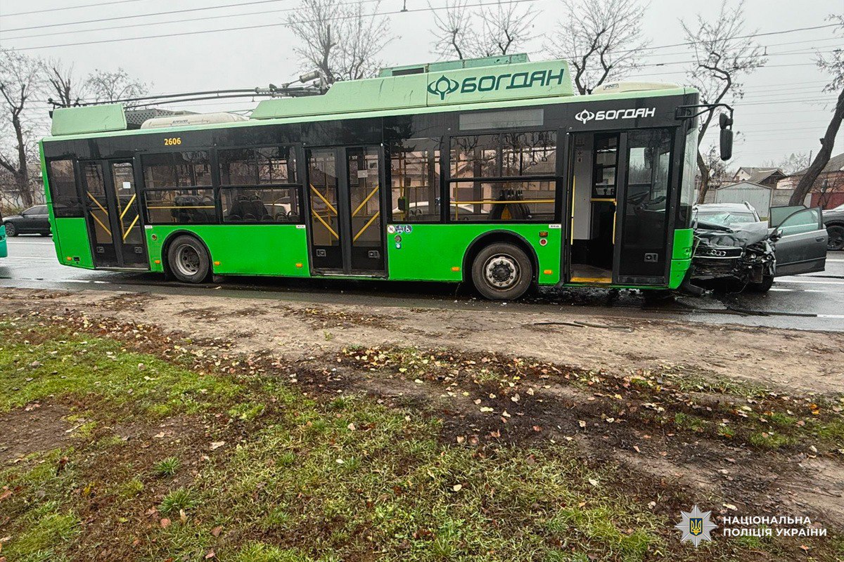 На Новых Домах троллейбус с пассажирами попал в ДТП.