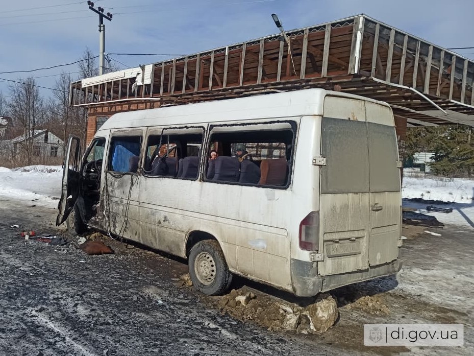 FPV-дрон ударил по рейсовому автобусу под Харьковом.