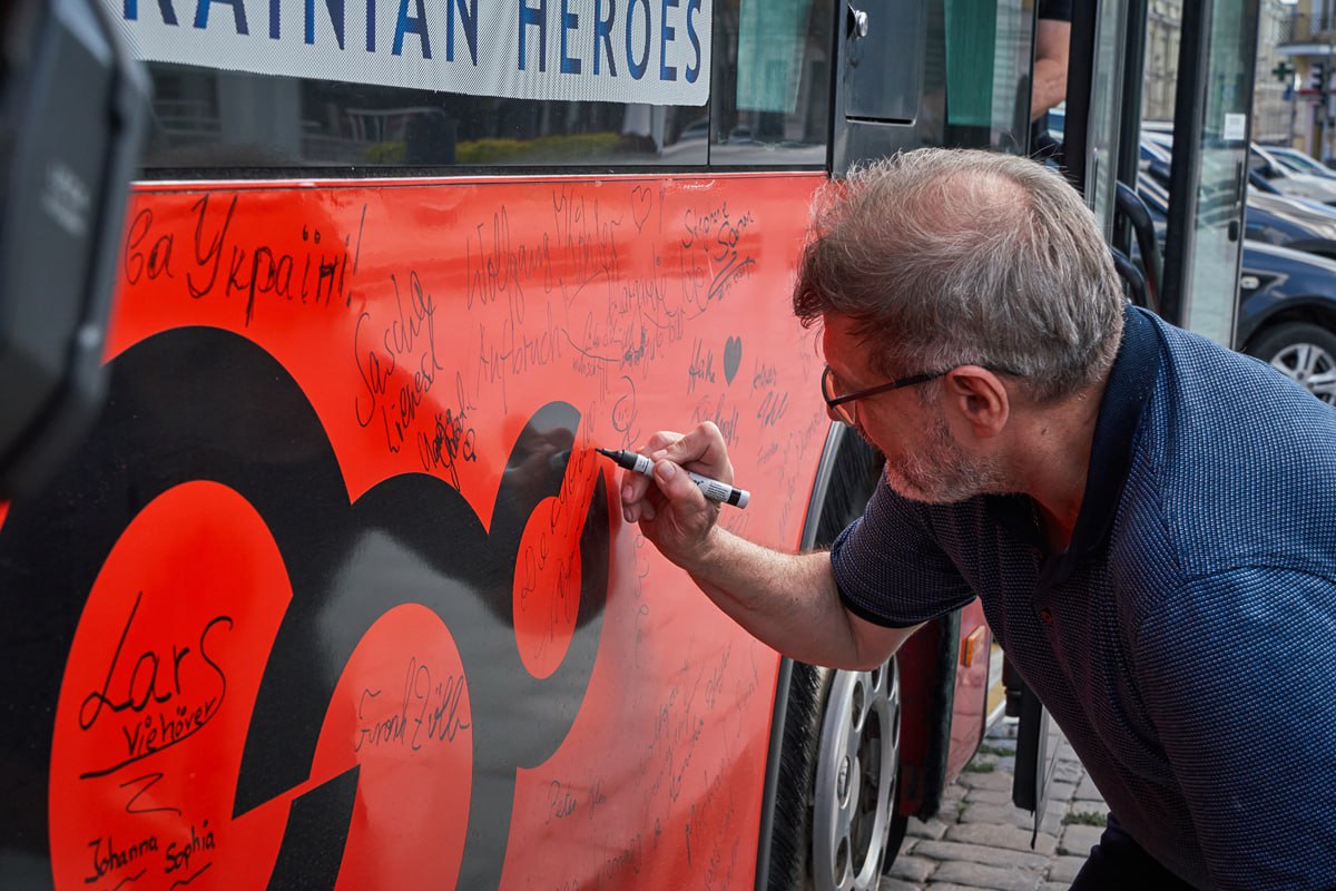 ХНАТОБ подарували великий автобус для гастролей.