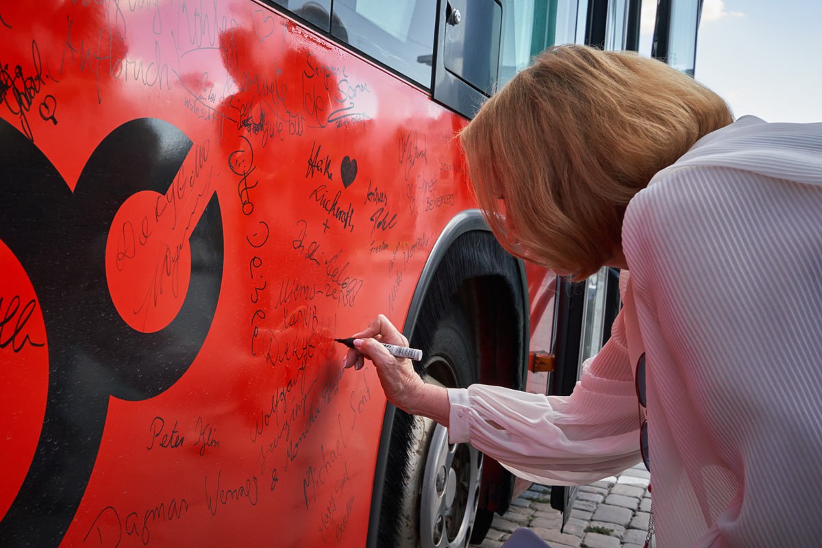 ХНАТОБ подарували великий автобус для гастролей.
