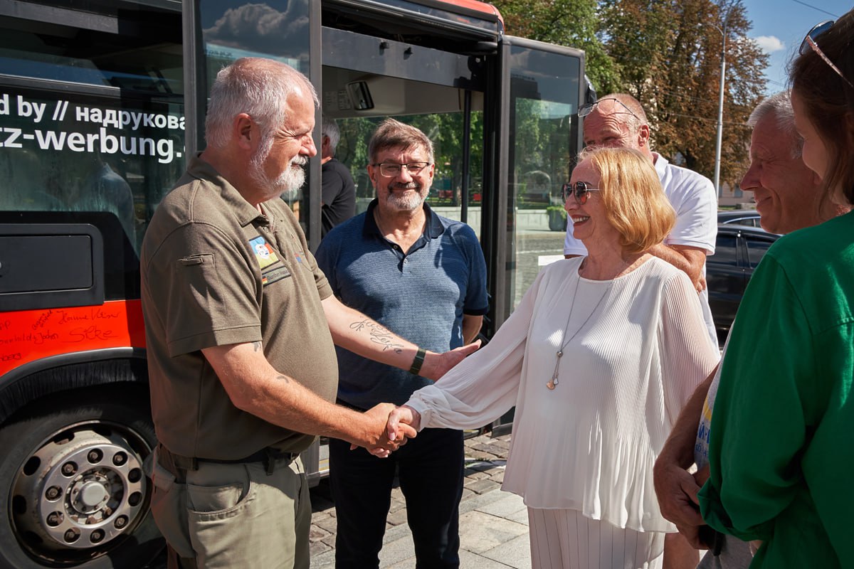 ХНАТОБ подарували великий автобус для гастролей.