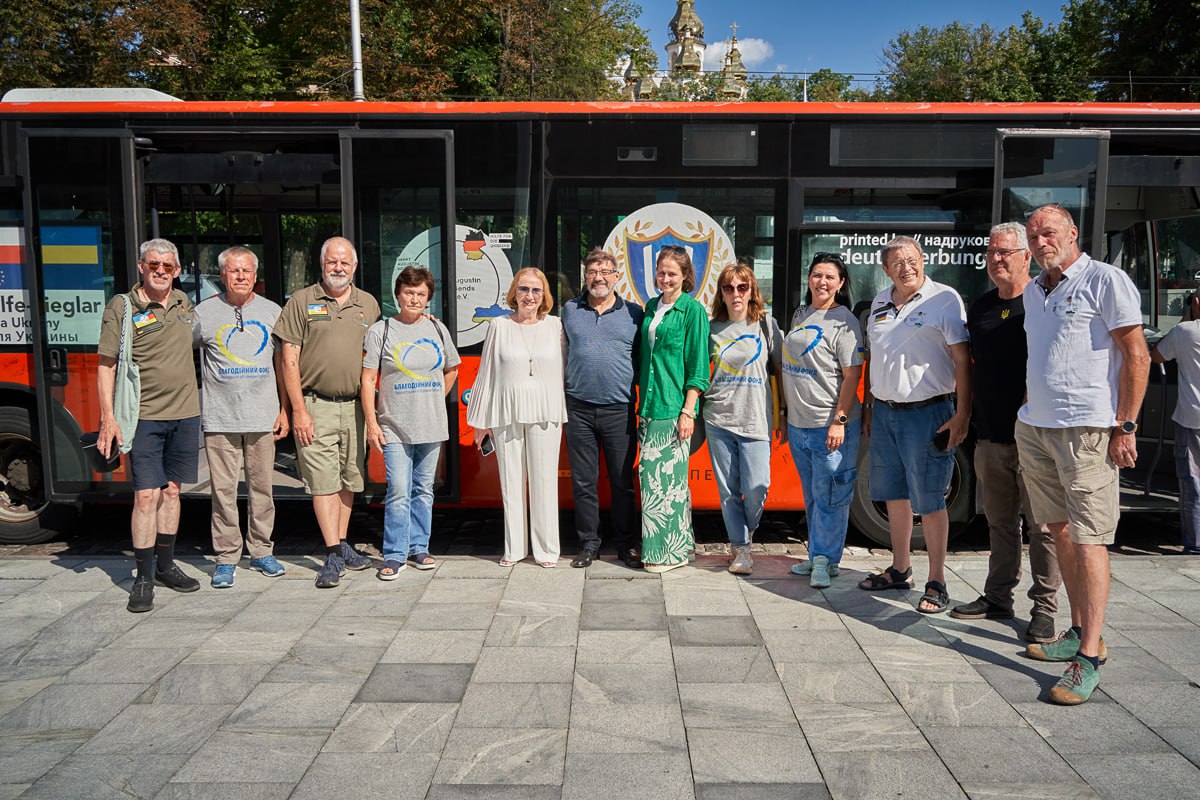 ХНАТОБ подарували великий автобус для гастролей.