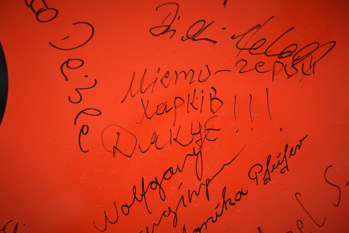 ХНАТОБ подарували великий автобус для гастролей.