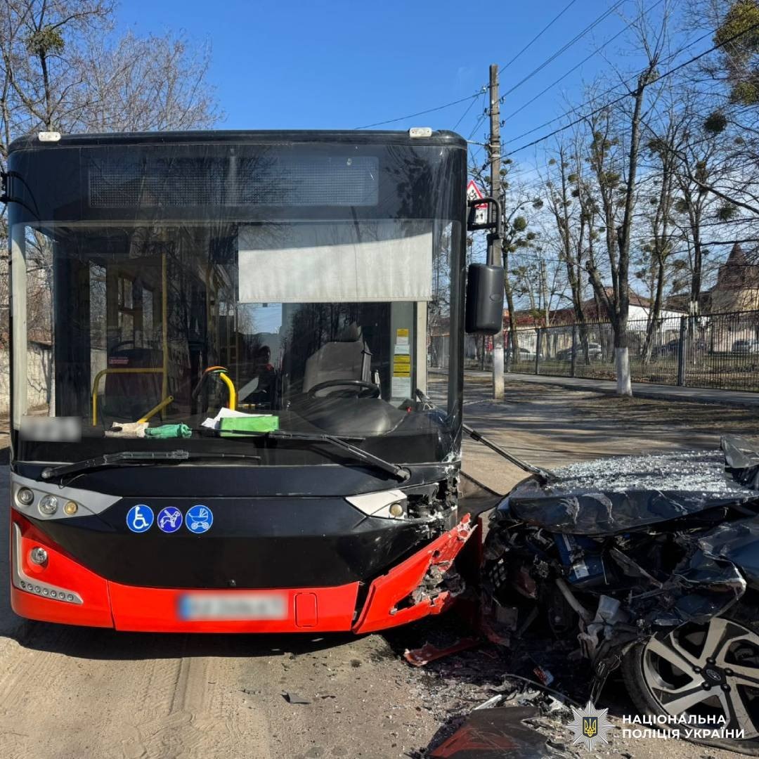 У Харкові автомобіль Subaru врізався в автобус.