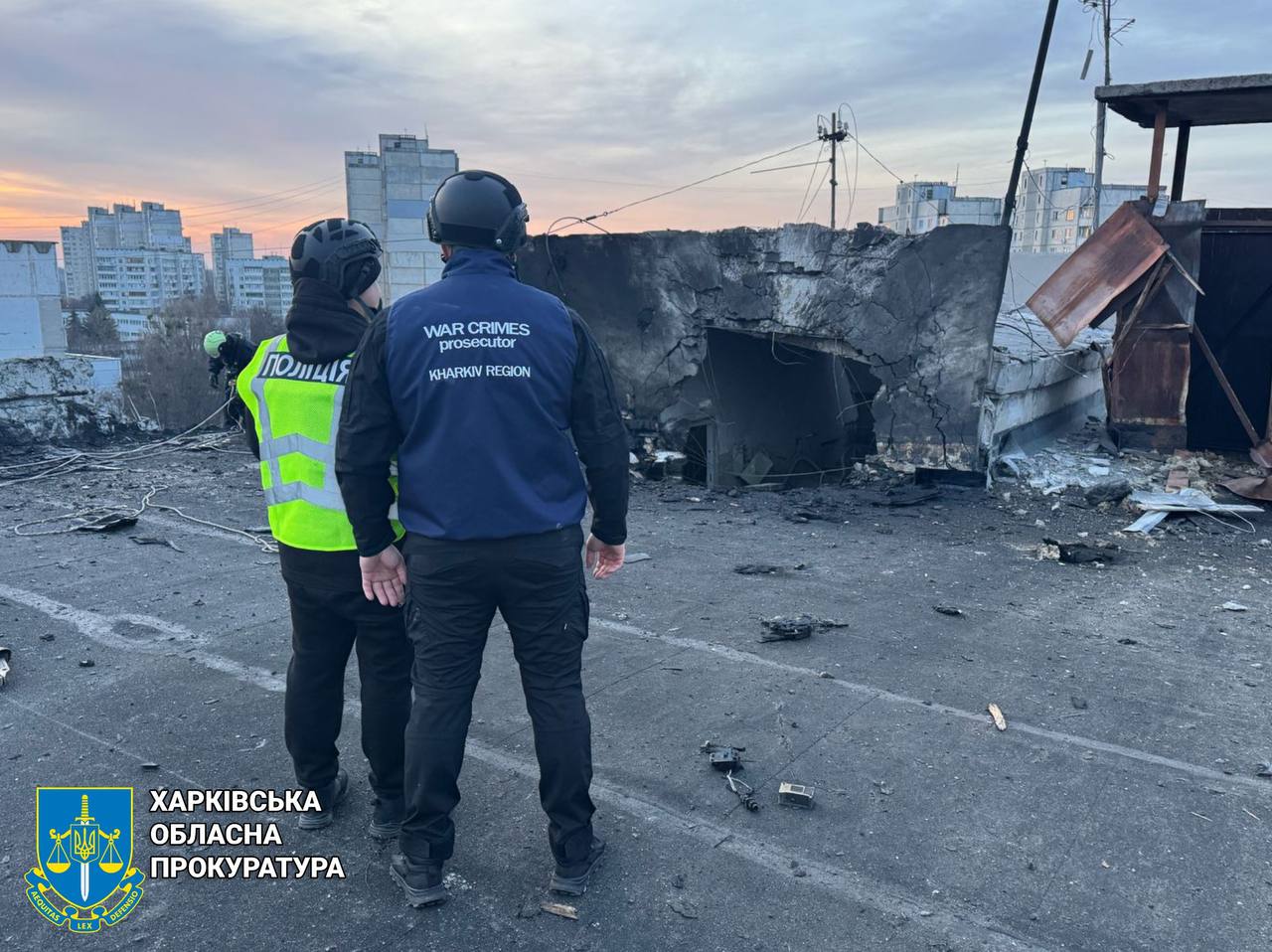 Нічний обстріл Харкова: безпілотник упав на багатоповерхівку у Салтівському районі.