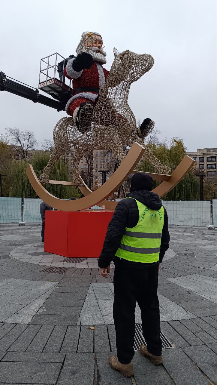 На площі Свободи встановили пораненого Санта Клауса.