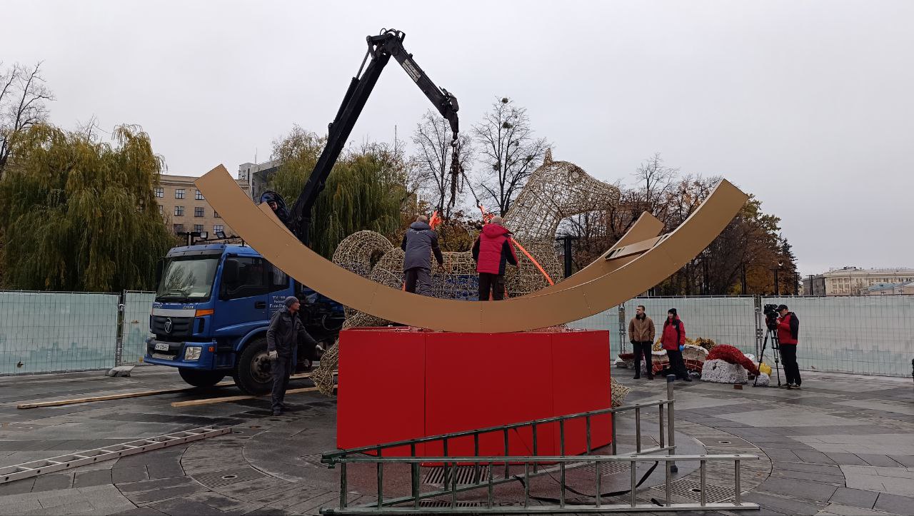 На площі Свободи встановили пораненого Санта Клауса.