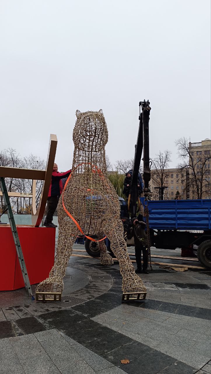 На площі Свободи встановили пораненого Санта Клауса.