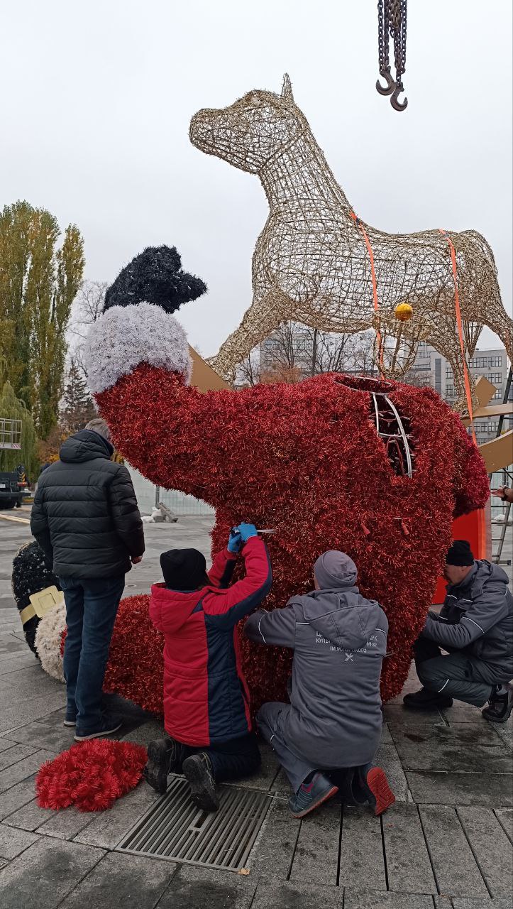 На площі Свободи встановили пораненого Санта Клауса.