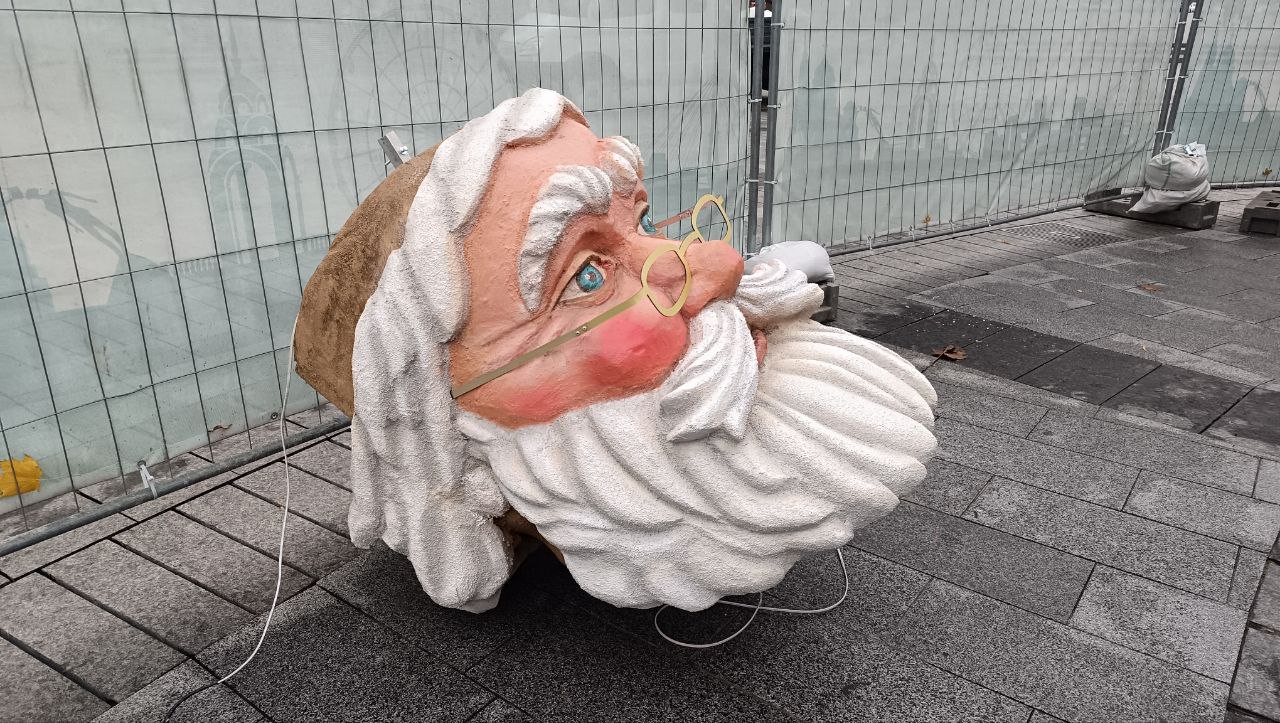 На площі Свободи встановили пораненого Санта Клауса.