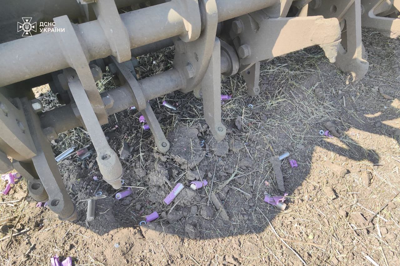 Один погиб, двое ранены: российский беспилотник ударил по машине саперов в Изюмском районе.