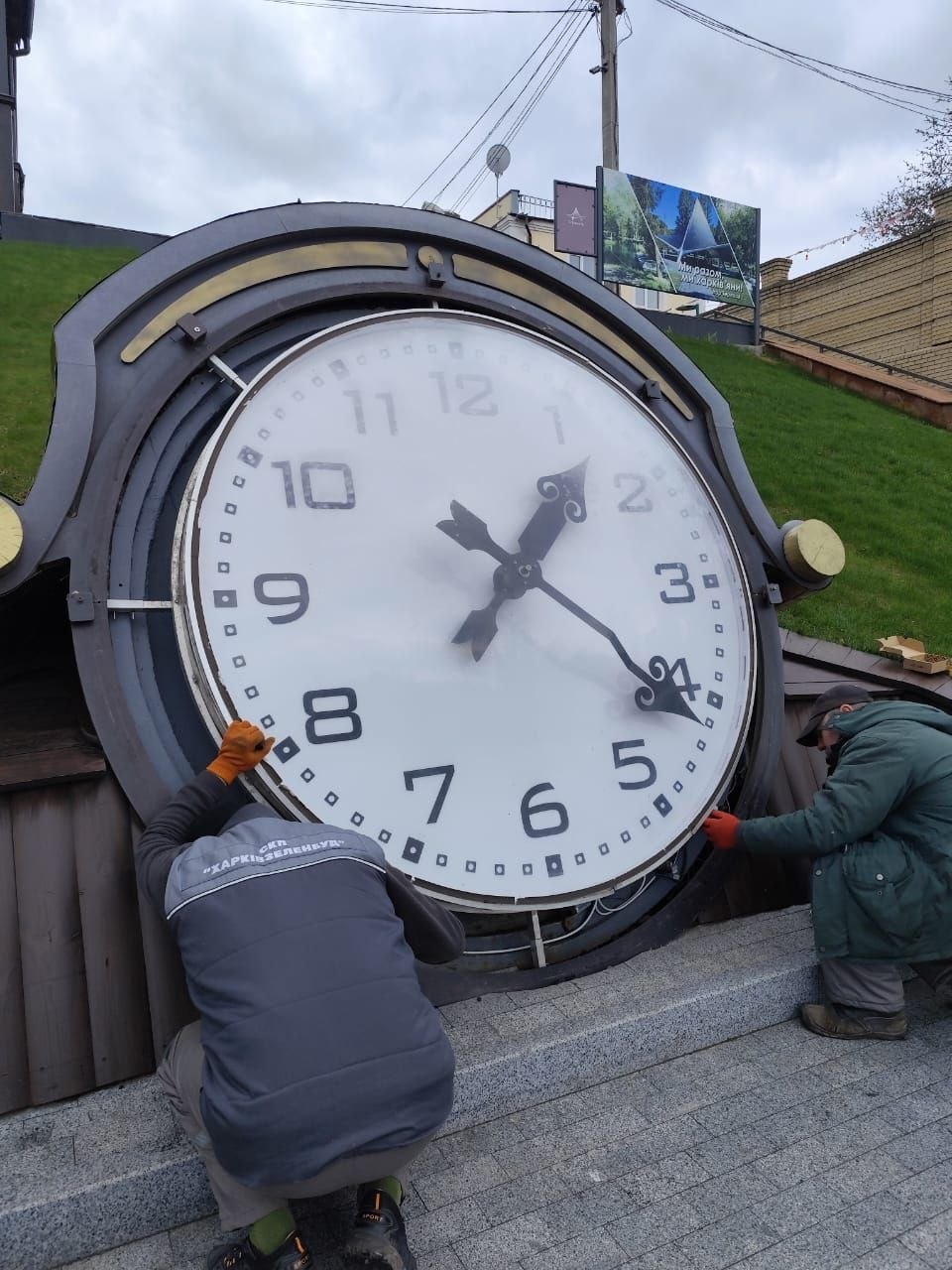 В Саржином яру обновляют часы.
