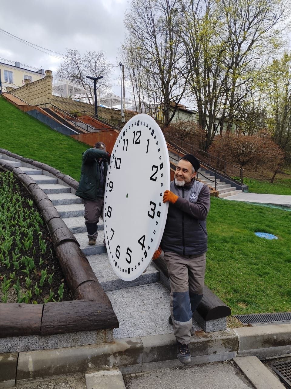 В Саржином яру обновляют часы.