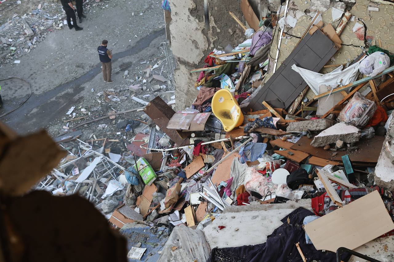 Масований авіаналіт: РФ скинула на житлові райони Харкова вісім ФАБів, є загиблі.