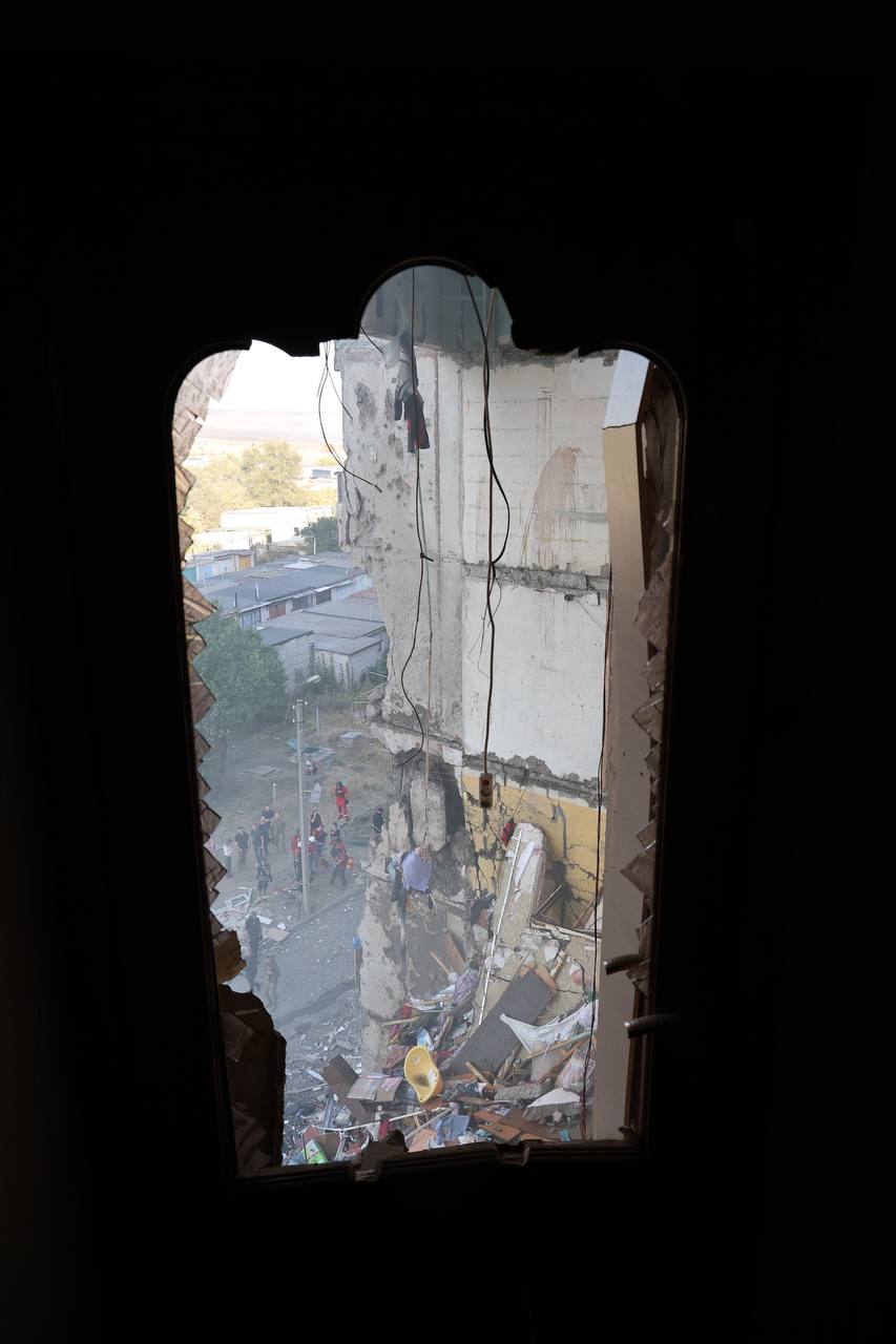 Масований авіаналіт: РФ скинула на житлові райони Харкова вісім ФАБів, є загиблі.