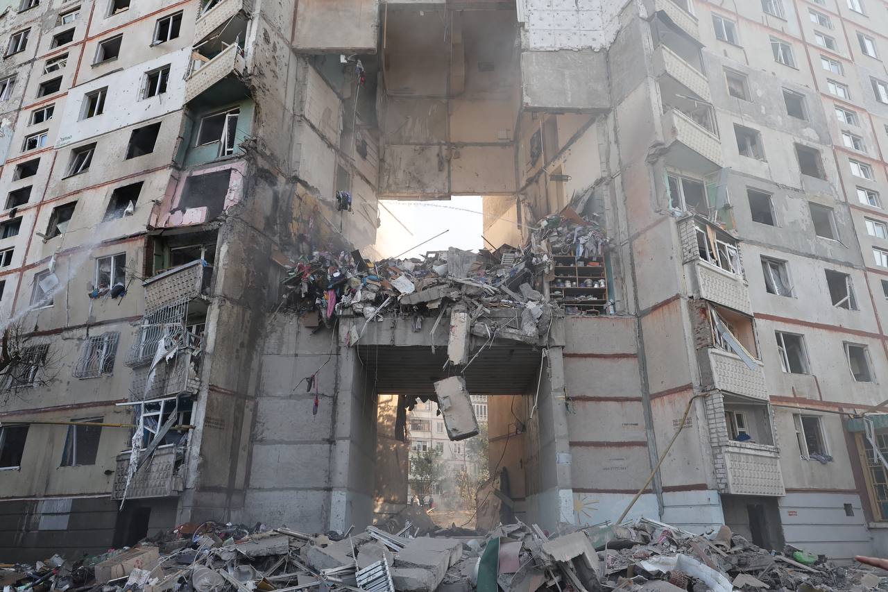 Масований авіаналіт: РФ скинула на житлові райони Харкова вісім ФАБів, є загиблі.