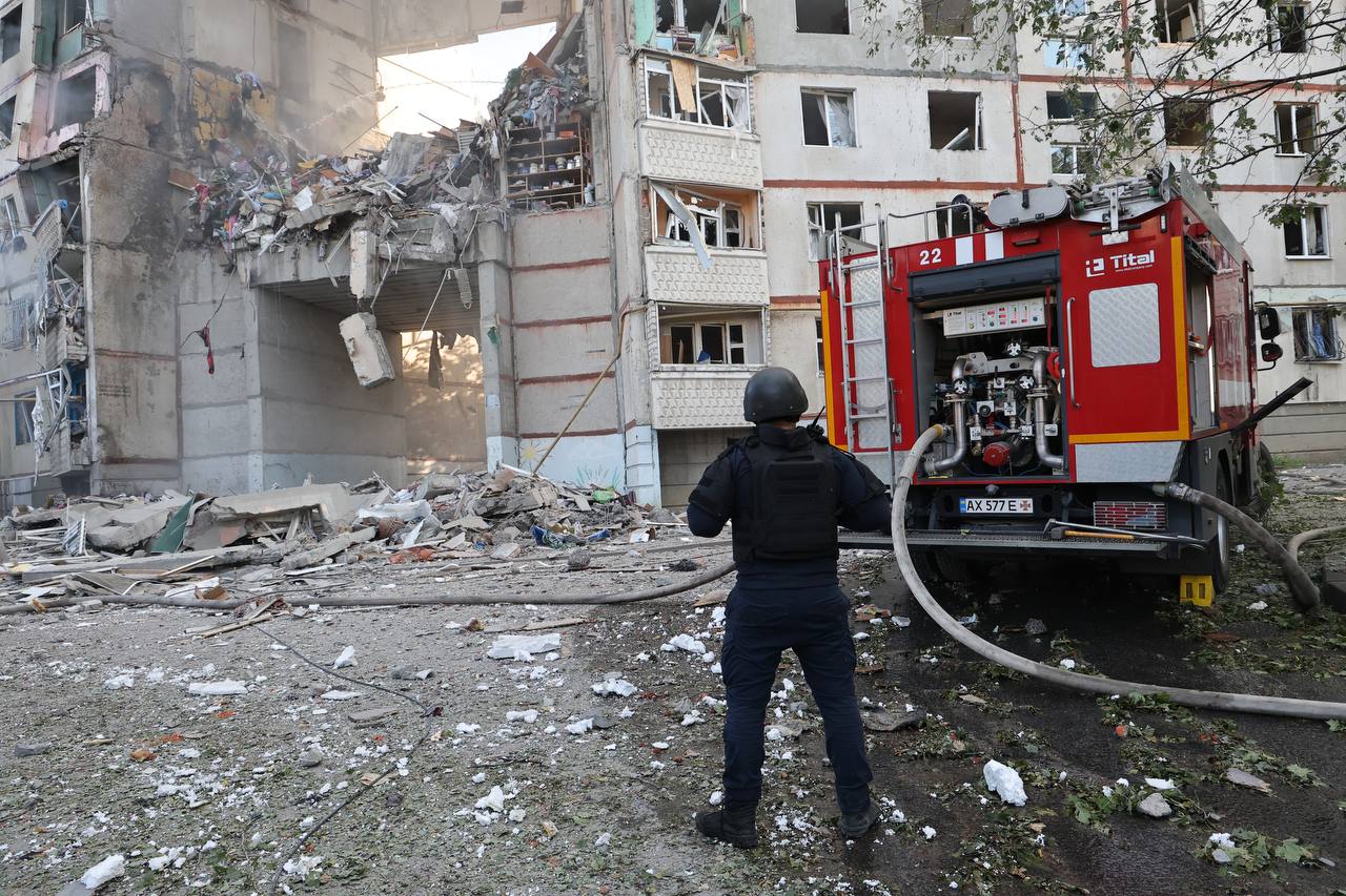 Масований авіаналіт: РФ скинула на житлові райони Харкова вісім ФАБів, є загиблі.