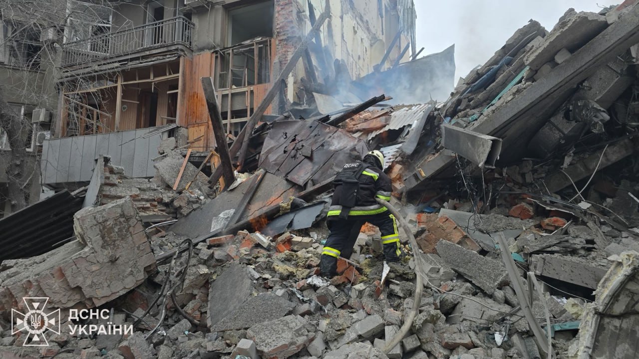 В Харькове продолжается разбор завалов после ракетного удара по Сумской, среди погибших &mdash; дети.