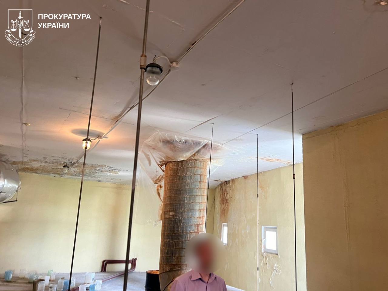 У Харкові судитимуть директора фірми за неякісний ремонт обласного центру зайнятості.