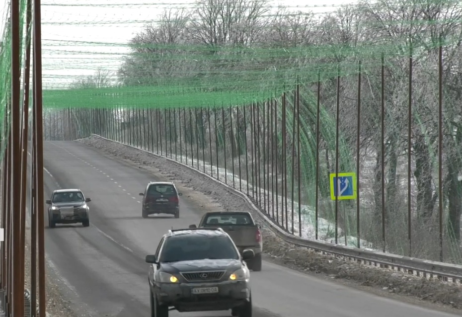 Кільцеву дорогу навколо Харкова затягують антидроновими сітками.