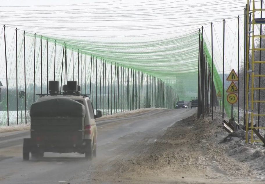 Кільцеву дорогу навколо Харкова затягують антидроновими сітками.