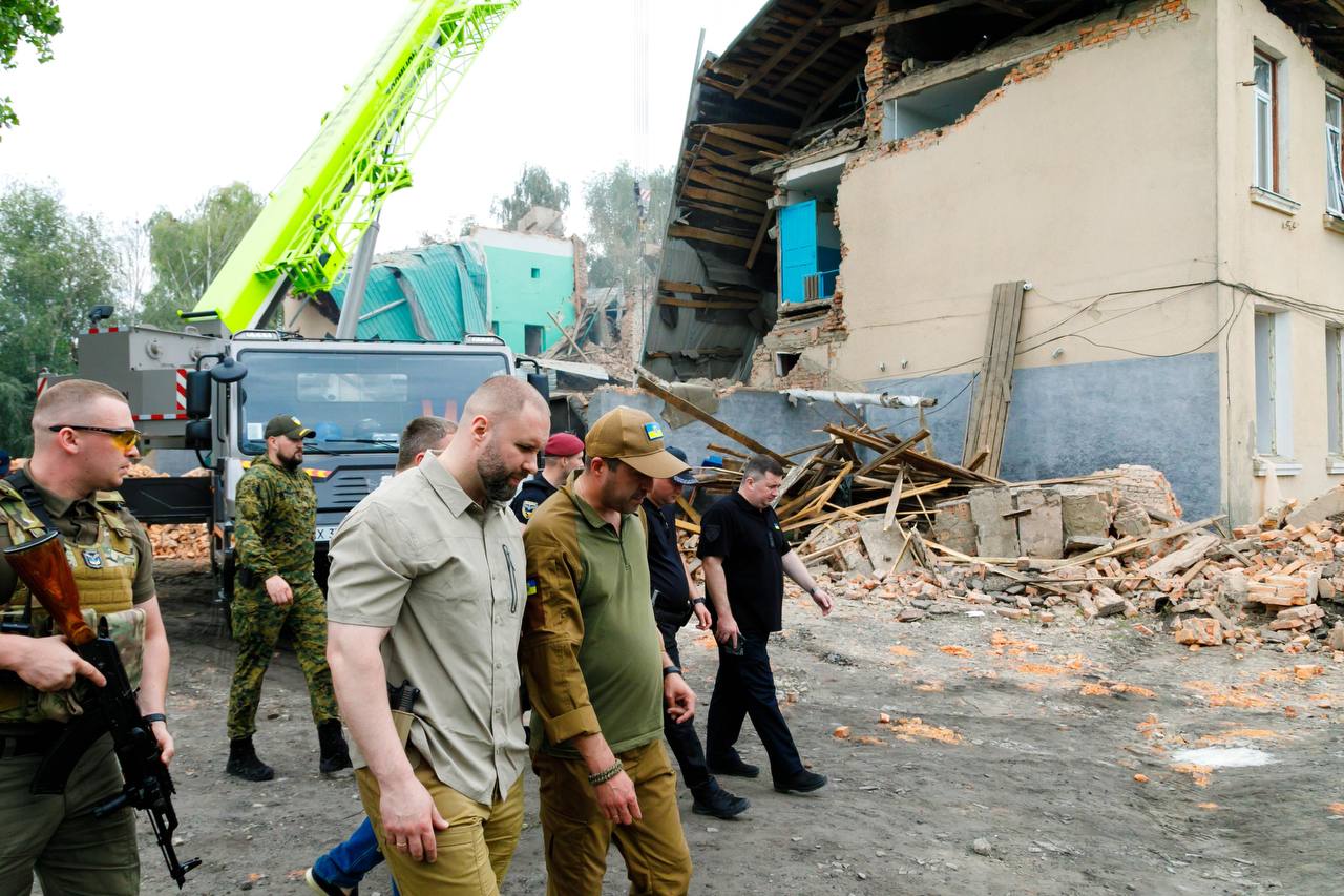 Є постраждалі: у Чугуєві під завалами й досі перебувають люди.