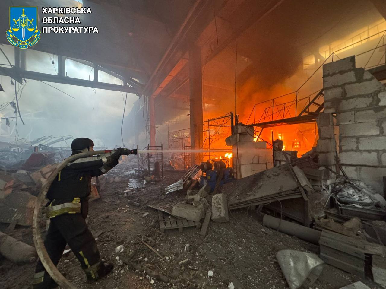 Оккупанты ударили ракетой по предприятию в Чугуеве.