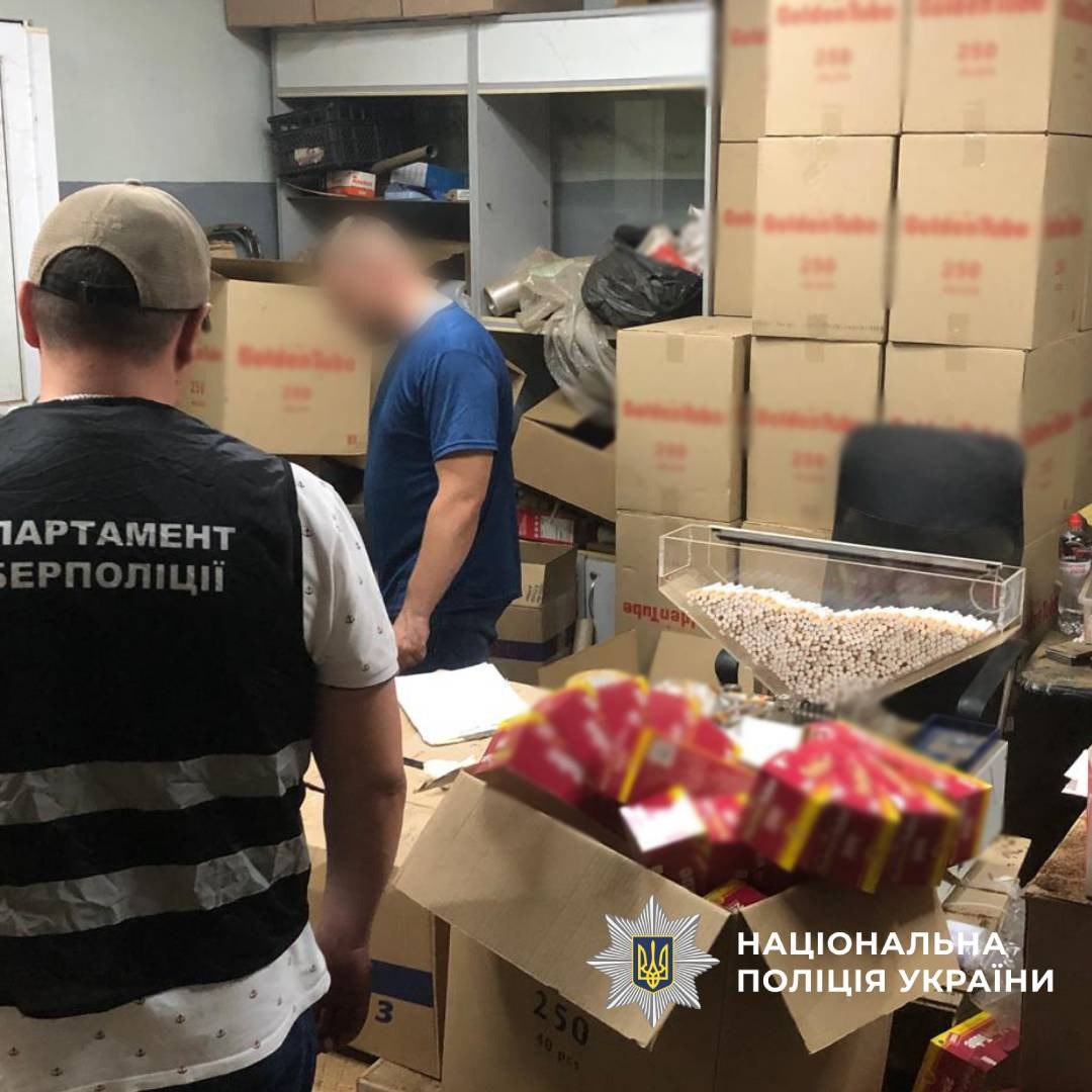 У Люботині викрили підпільний тютюновий цех.