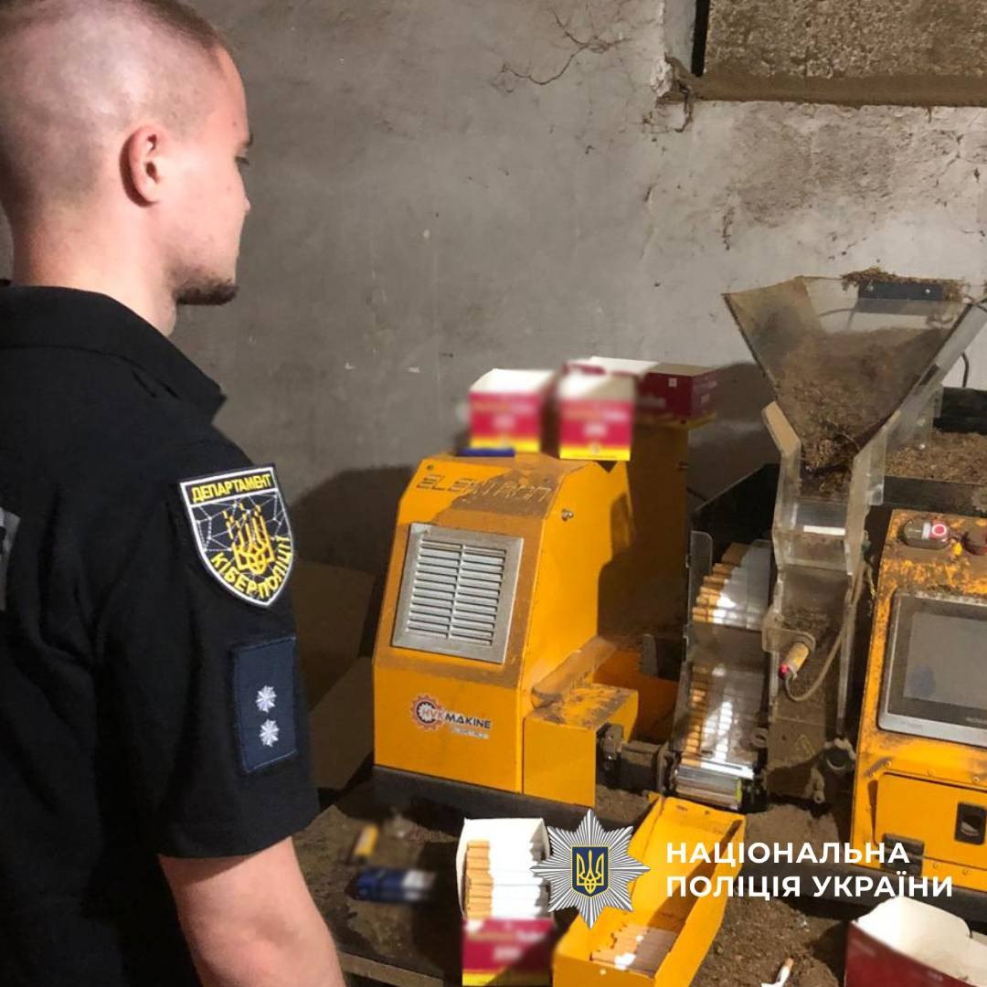 У Люботині викрили підпільний тютюновий цех.