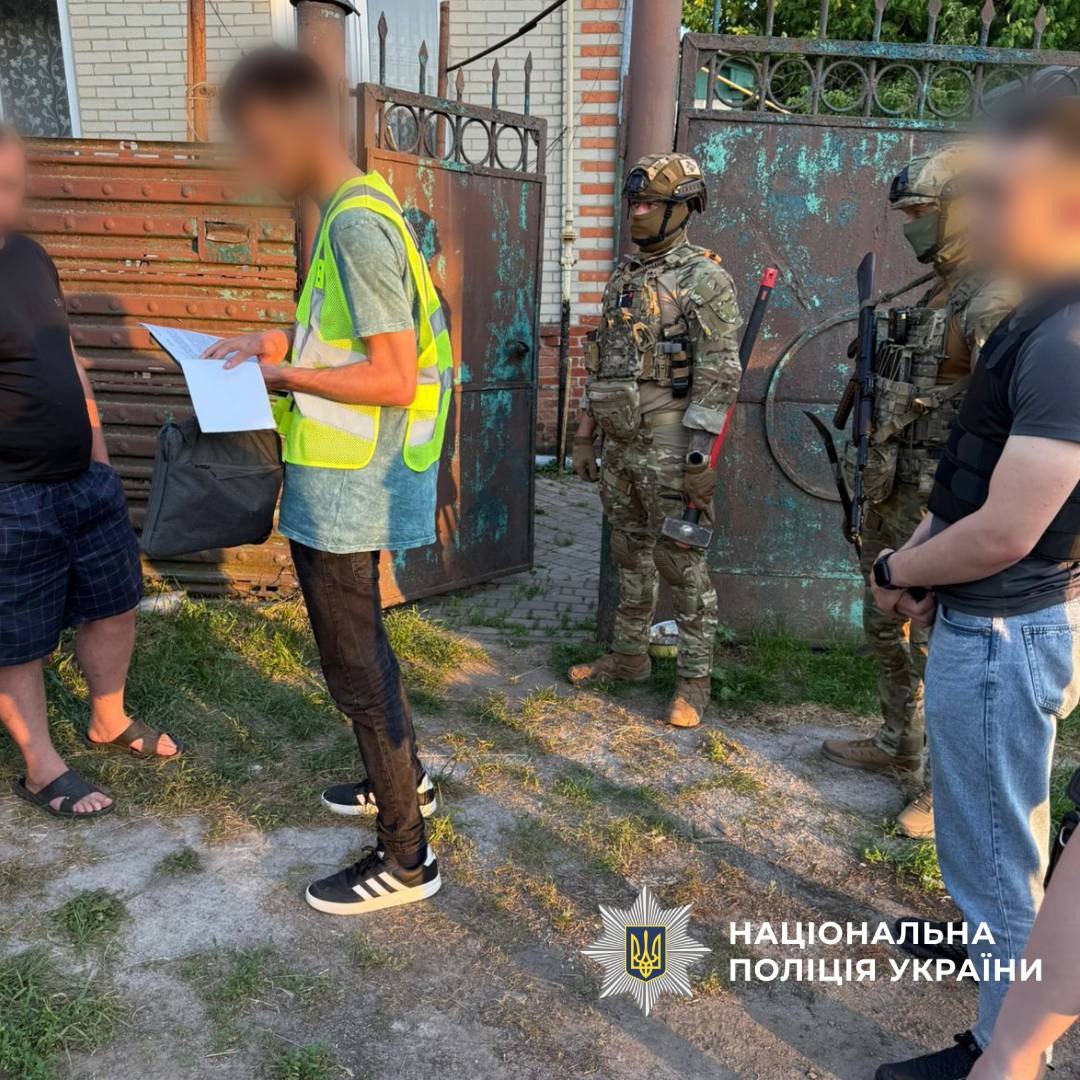 У Люботині викрили підпільний тютюновий цех.