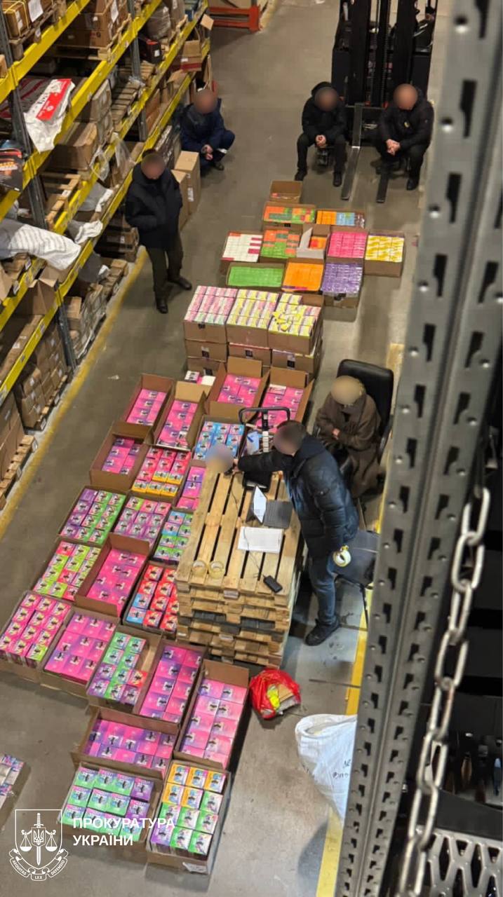 Под Харьковом прикрыли незаконную торговлю электронными сигаретами из Китая.