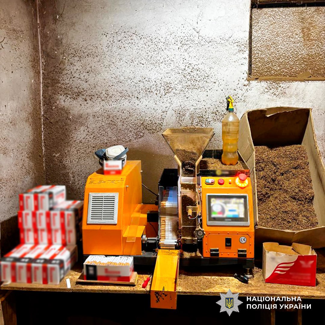 Під Харковом ліквідовано підпільний тютюновий міні-завод.