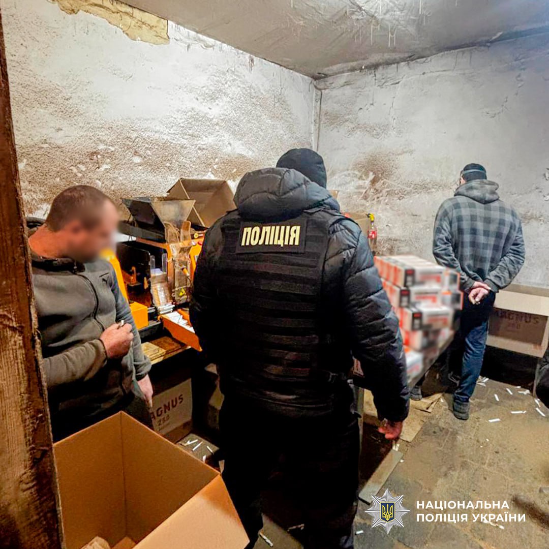 Під Харковом ліквідовано підпільний тютюновий міні-завод.